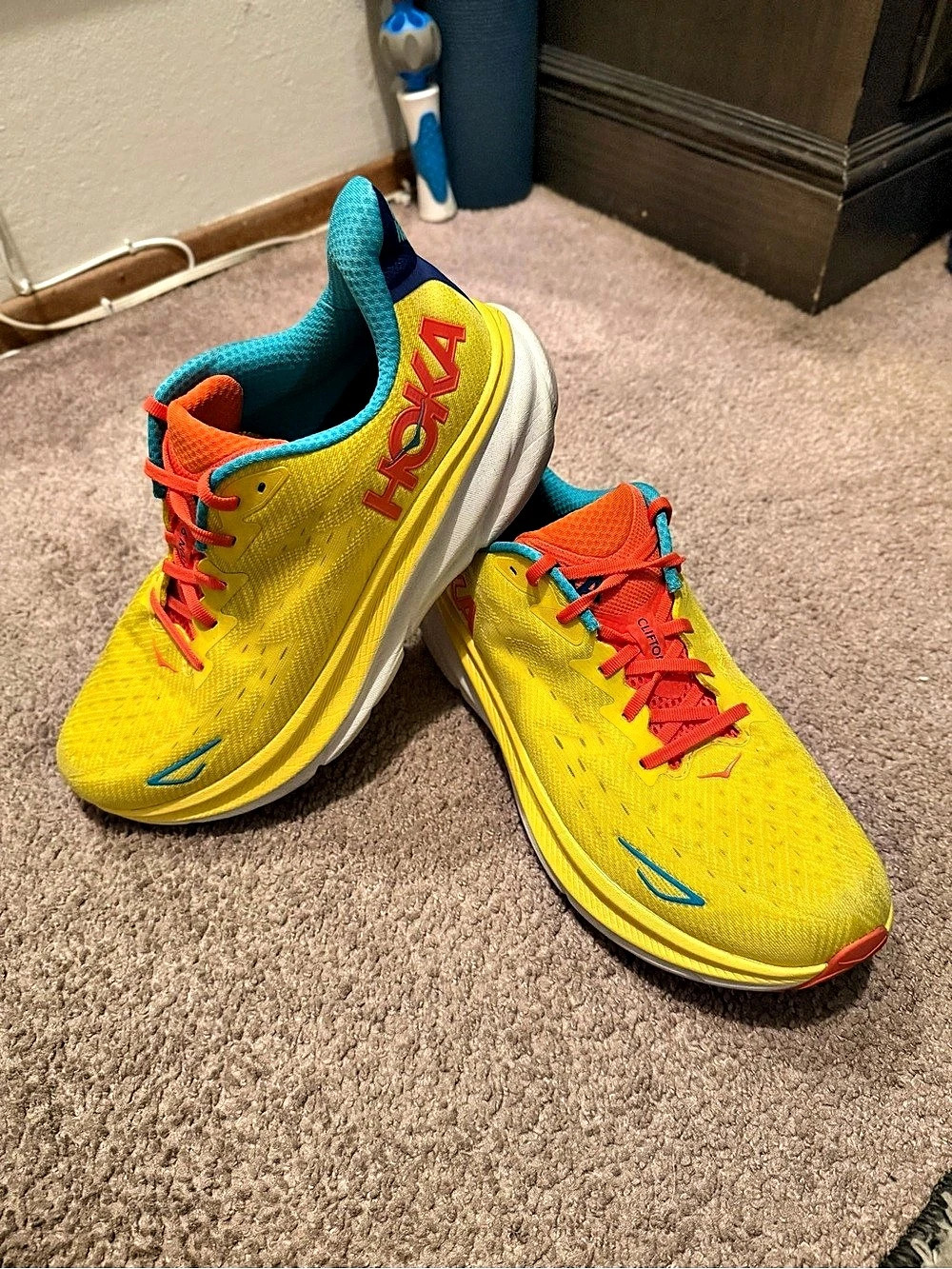 Hoka: Clifton 9 Men’s 12 D / Women’s 13.5
